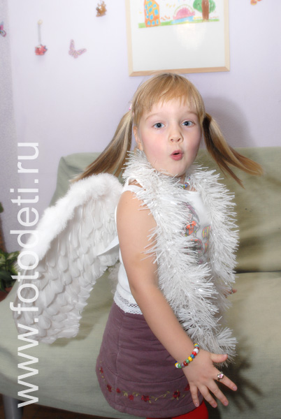 Фотографии детских праздников. Фото девочки в костюме ангела.