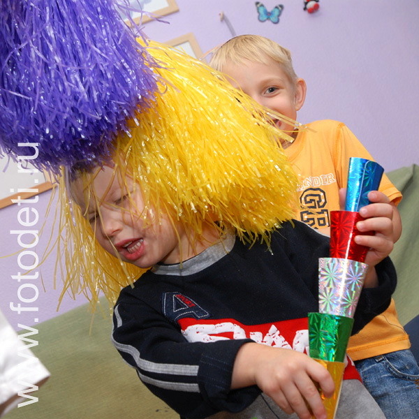 Фотогалерея детских праздников. Клоунские парики для детей.