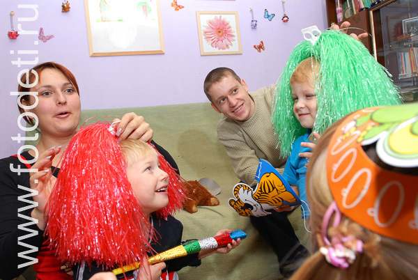 Фотогалерея детских праздников. Дети в клоунских париках на празднике.