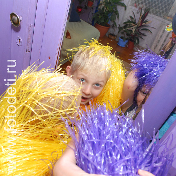Фотогалерея детских праздников. Дети у зеркала  римеряют клоунские парики.