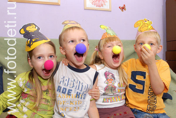 Фотографии детей в галере сайта фотодети.ру. Дети клоуны зажигают на детском празднике.