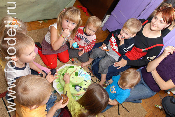 Фотогалерея детских праздников в разделе «Фото детей». Дети дружно едят торт.