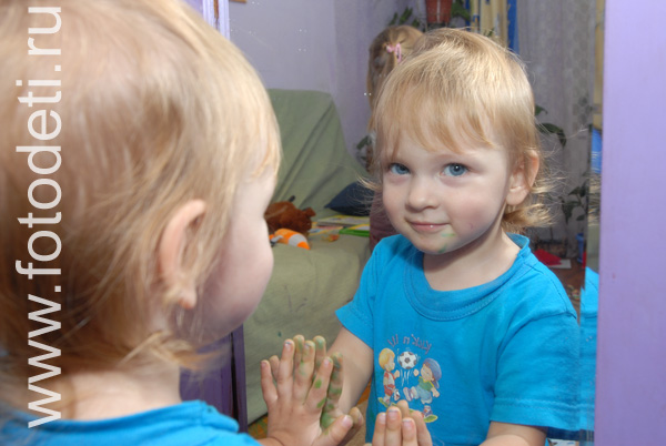 На фотографиях дети в процессе общения. Мальчик смотрит через зеркало.
