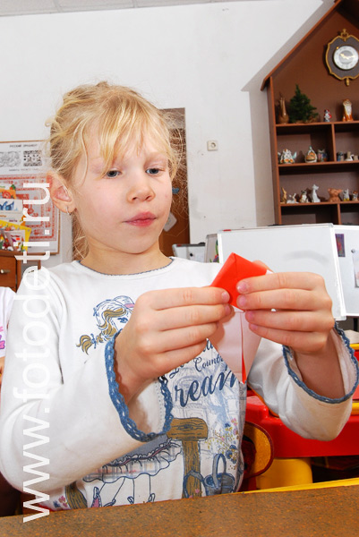 Эстетическое развитие детей. Учим детей работать с бумагой и ножницами.