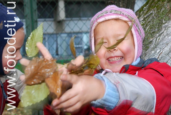 Фото детей в игре: Скачать осенние листья.