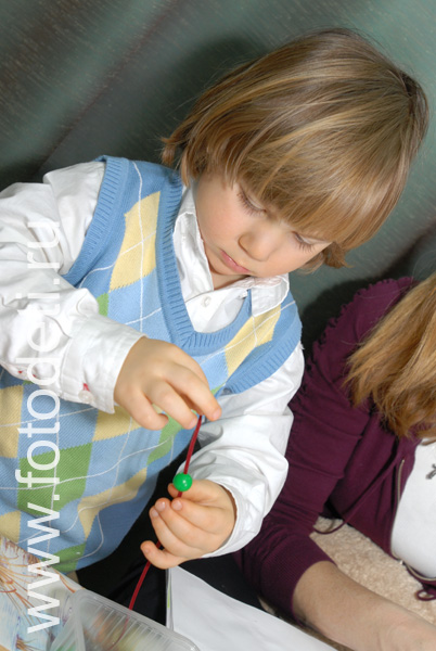 Дети на развивающих занятиях: Учим детей нанизывать бусы на нитку.