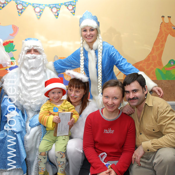 Дети на празднике. Групповой портрет с дедом Морозом и Снеурочкой на новогоднем утреннике в детском центре.