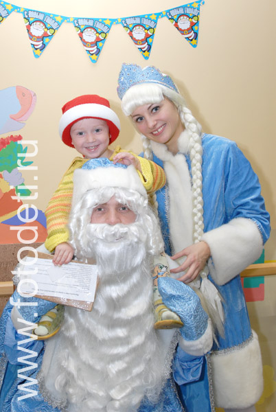 Фото детей на праздниках. Ребёнок на плечах у Деда Мороза.