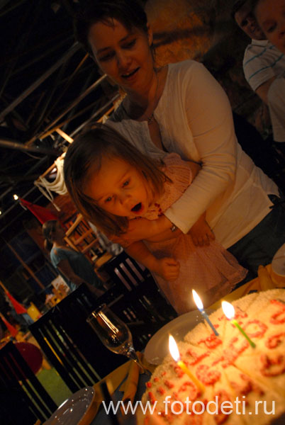 Фото детей на праздниках. Праздничный торт с тремя свечами.