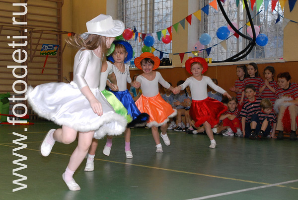 Развитие фантазии у детей. Дети выступают с показательным танцем перед родителями.