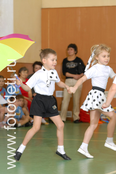 Развитие творческих способностей ребёнка. Дети танцуют с цветными зонтами.
