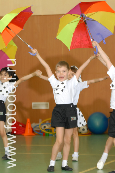 Дети на фото детского фотографа: Танец под дождём.