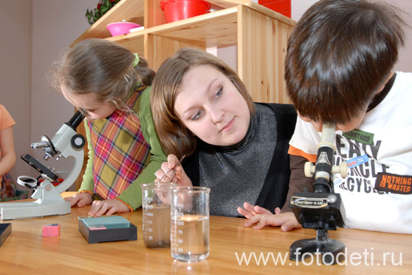 На фото дети учатся. Использование микроскопов на занятиях в детском саду.