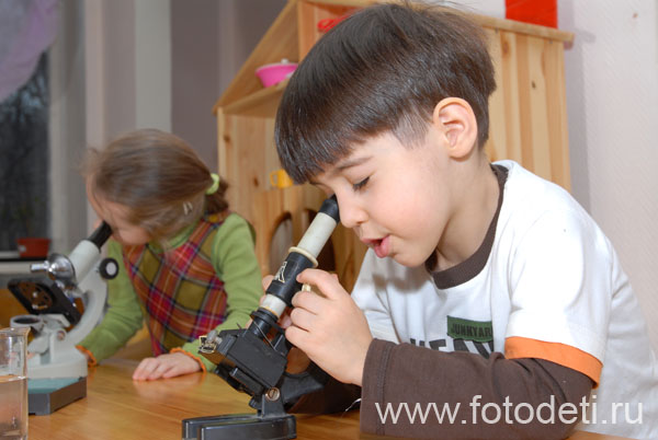 Фотографии детей. Мальчик с микроскопом.