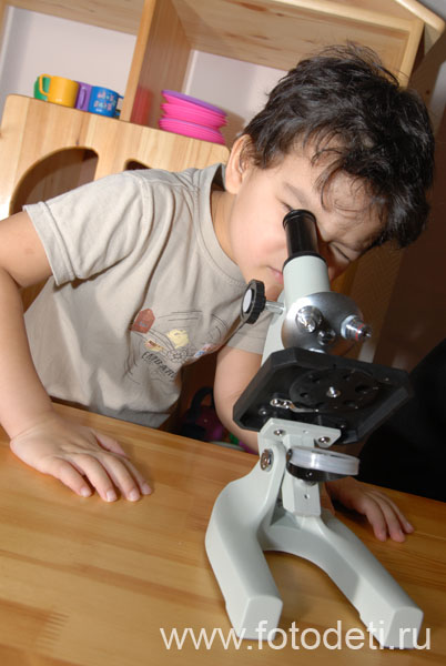 Фотографии детей в авторском фотобанке. Микроскоп - любимая игрушка детей дошкольников.
