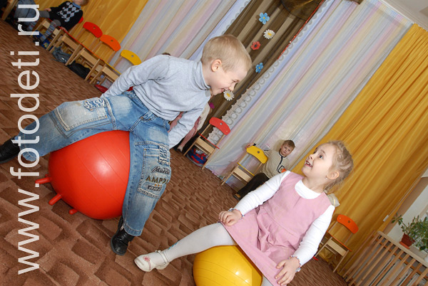 Дети занимаются физкультурой и спортом. Дети на шарах.