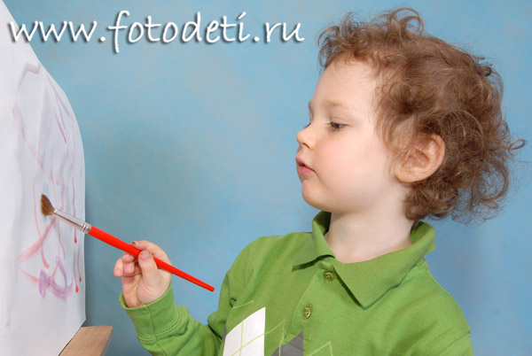 Фотография с детьми: Ребёнок рисует на мольберте.