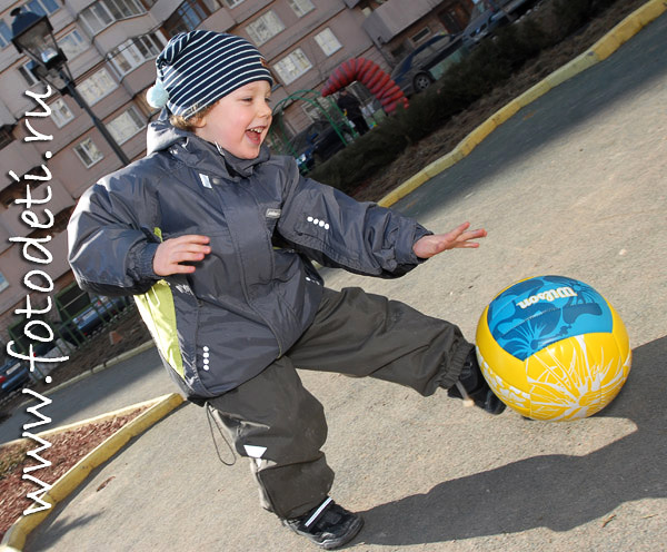 Фото детского фотографа Игоря Губарева. Интересные игры с мячом для детей дошкольного возраста.