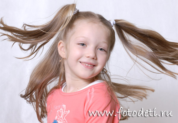 Фотография с детьми: Девочка с развивающимися волосами, студийный портрет.