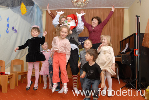 На фотографиях дети в процессе общения. Дети с гномиком прыгают от радости.
