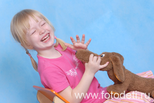 Фотографии детей на авторском сайте детского фотографа. Мягкая игрушка собачка.