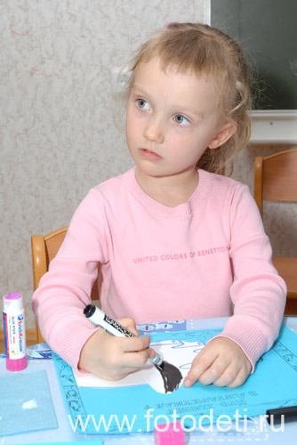 Развитие воображения у детей. Девочка рисует фломастером.