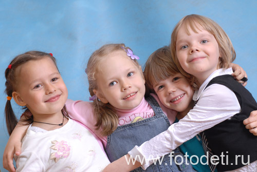 Общение детей. Фотограф в детском саду снимает групповой портрет.