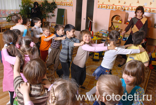 На фотографиях дети в процессе общения. Игра змея для тренингов общения с детьми.