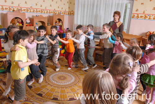 На фотографиях дети в процессе общения. Подвижные игры для детских праздников.