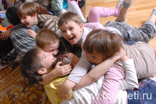 Общение детей. Динамичная фотография группы детей.