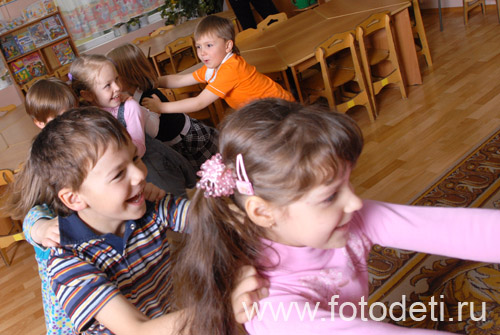 На фотографиях дети в процессе общения. Дети любят играть в паровозик и другие групповые подвижные игры.
