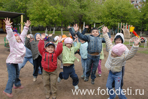 На фотографиях дети в процессе общения. Дети дружно прыгают, фото сделано на детской площадке.