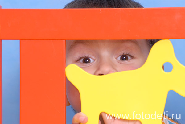 Фотографии детей на сайте фотографа. Прятки - любимая игра детского фотографа.
