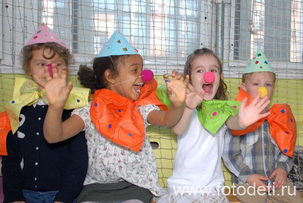 Фотографии детских праздников. Дети в костюмах клоунов на празднике.