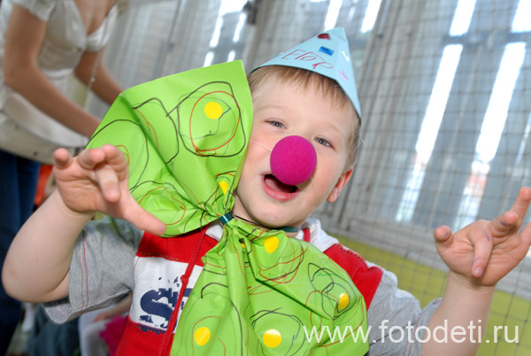 Фотографии детей в галере сайта фотодети.ру. Мальчик в одежде клоуна зажигает по полной.