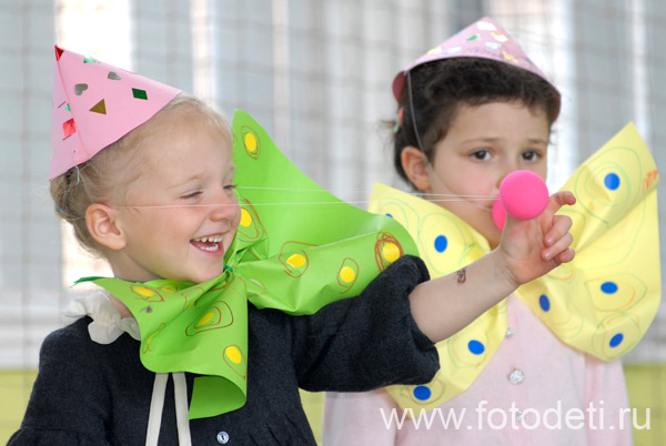 Фотографии детей в галере сайта фотодети.ру. Девчонки жгут на празднике.