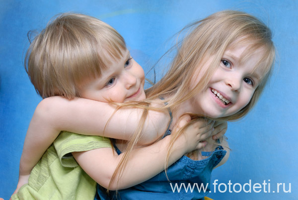 Фотографии детей. Брат с сестрёнкой на фотосессии детского фотографа.