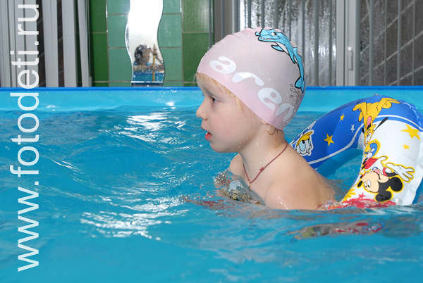 Дети на фото детского фотографа: С какого возраста учить детей плавать.