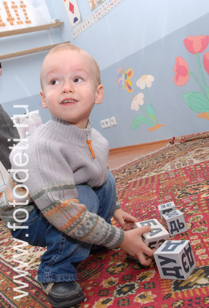 Фотографии детской игры: На фото мальчик с кубиками.