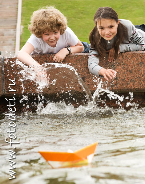 Фото прикольного малыша, на веб-сайте московского фотографа и психолога Губарева Игоря: Девочка с мальчиком запускают кораблик в фонтане