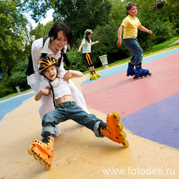 Фотка забавного дошкольника, на фотосайте московского фотографа Губарева Игоря: Мама учит ребёнка кататься на роликах