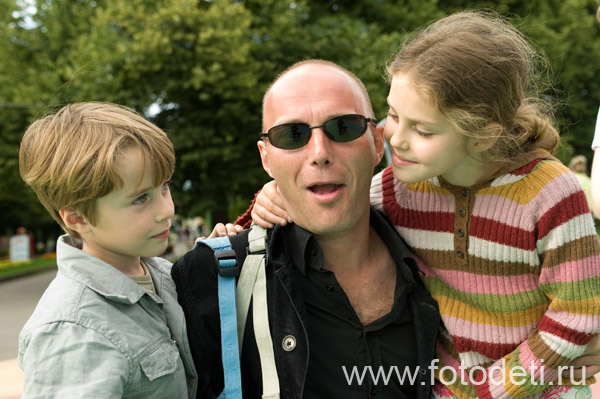 Фотка забавного малыша, в фотоархиве детского фотографа Губарева Игоря: Папа с двумя детьми