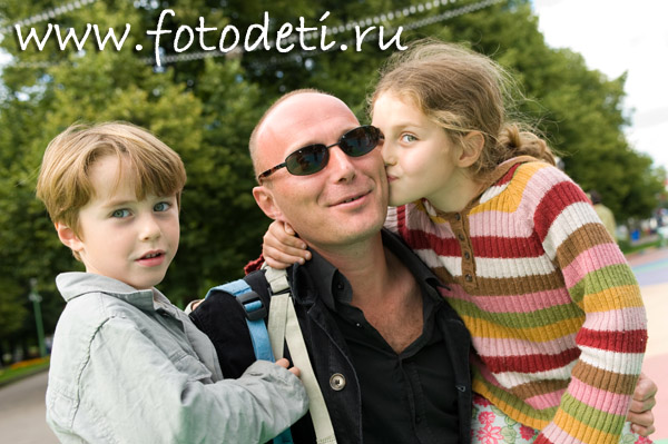 Фото прикольного ребёнка, на фотосайте детского фотографа Губарева Игоря: Счастливый отец с двумя детьми