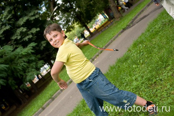 Фотка забавного малыша, на веб-сайте профессионального фотографа и психолога Губарева И.Н.: Мальчик бросает бумеранг