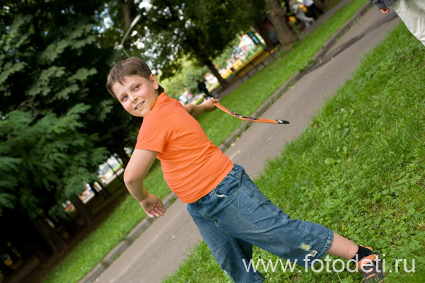 Фотка забавного малыша, на веб-сайте профессионального фотографа и психолога Губарева Игоря Николаевича: Ребёнок с бумерангом