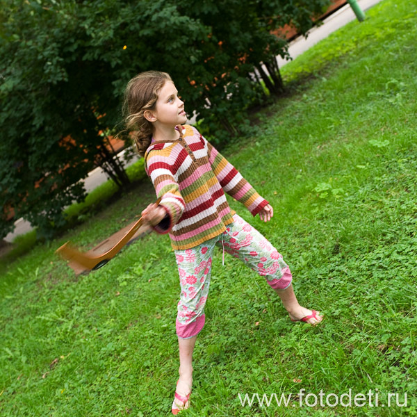 Фотка забавного малыша, на фотосайте московского фотографа и психолога Губарева И.Н.: Девочка запускает бумеранг