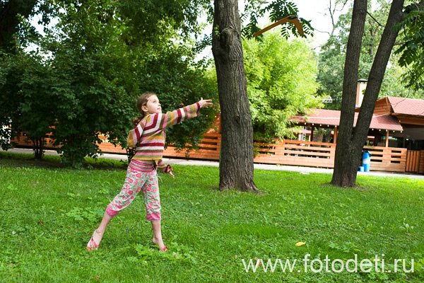 Фотка забавного малыша, на фотосайте профессионального фотографа и психолога Губарева И.Н.: Девочка бросает бумеранг