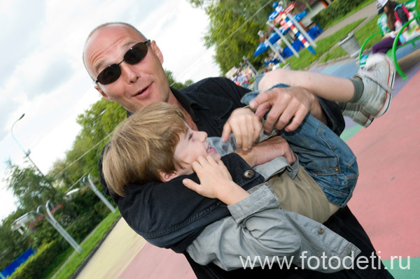 Фотка позитивного дошкольника, в фотоархиве профессионального фотографа Губарева Игоря: Папа несёт ребёнка на руках