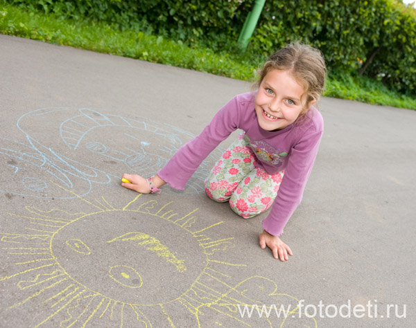 Фотка позитивного дошкольника, на сайте детского фотографа Игоря Губарева: Девочка рисует солнце на асфальте