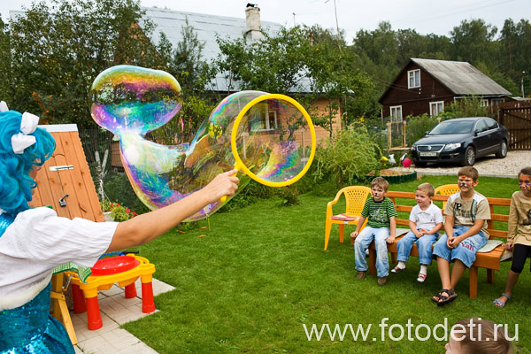 Фотка прикольного дошкольника, на сайте детского фотографа Губарева Игоря: Шоу больших детских пузырей на дне рождения ребёнка
